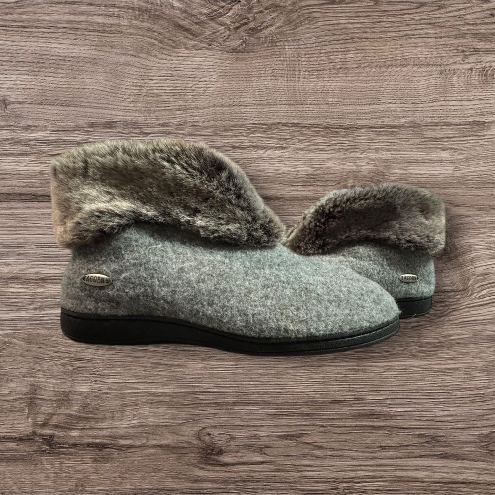 Women’s Acorn Gray Fur-Lined‎ Slippers Size 5/6